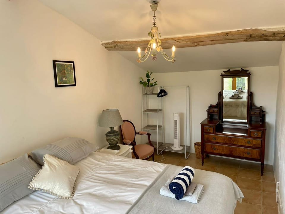 Pomegranate Gite Sleeps 4 with Pool House in Eymet