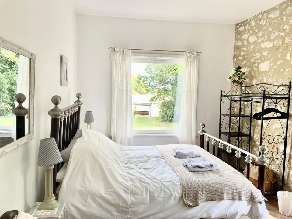 Walnut Gite Sleeps 2 with Terrace House in Eymet