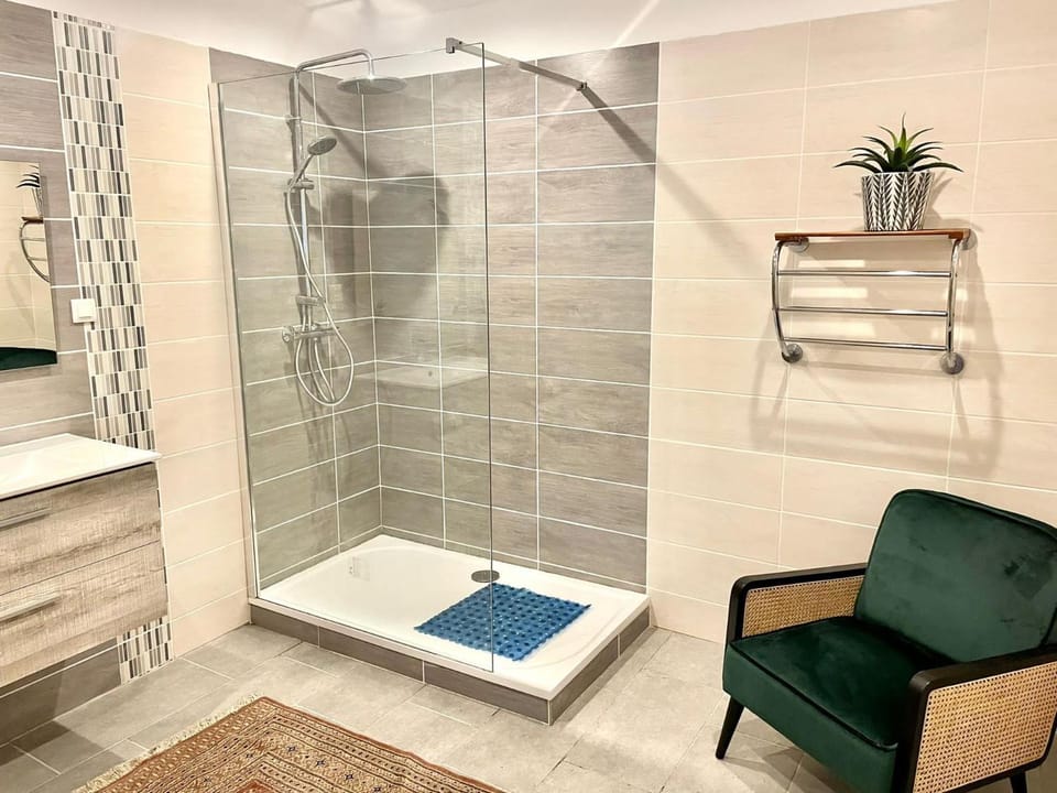 Walnut Gite Sleeps 2 with Terrace House in Eymet