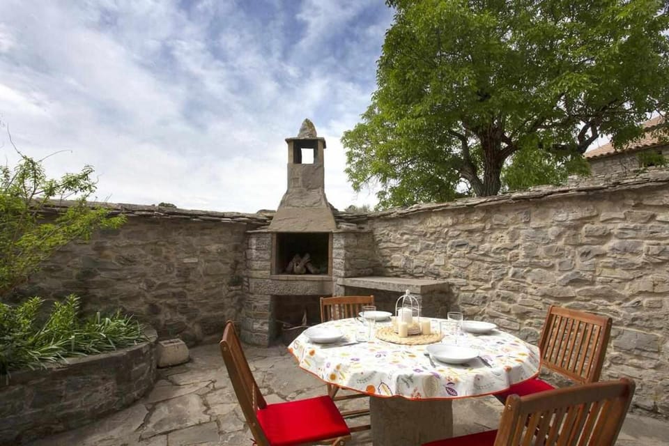 El Corral de Villacampa House in Aragon