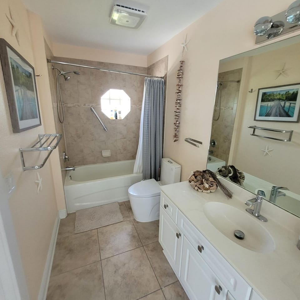 Shower, Toilet, Bathroom, Bath, towels, Internal: Not applicable to any particular room