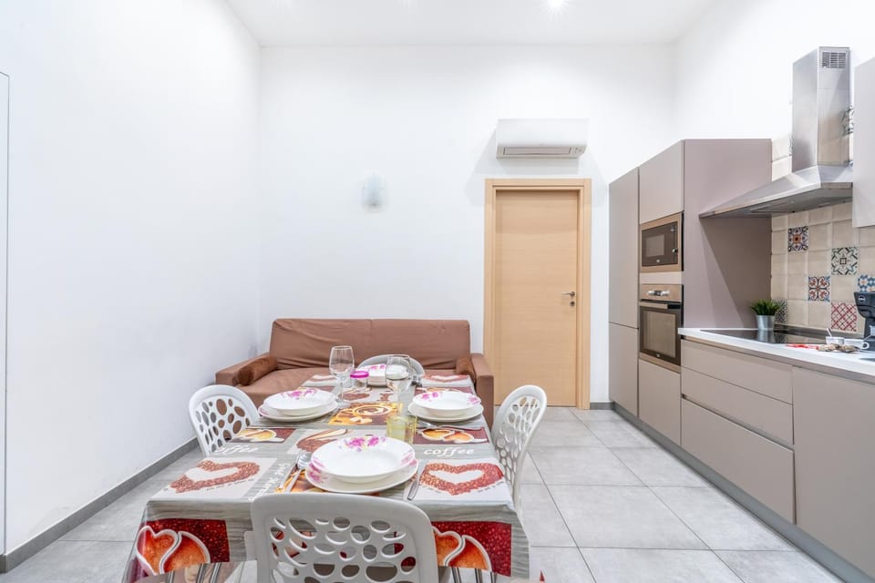 Kitchen or kitchenette, Living room, Seating area, Dining area, minibar, pet friendly, stove