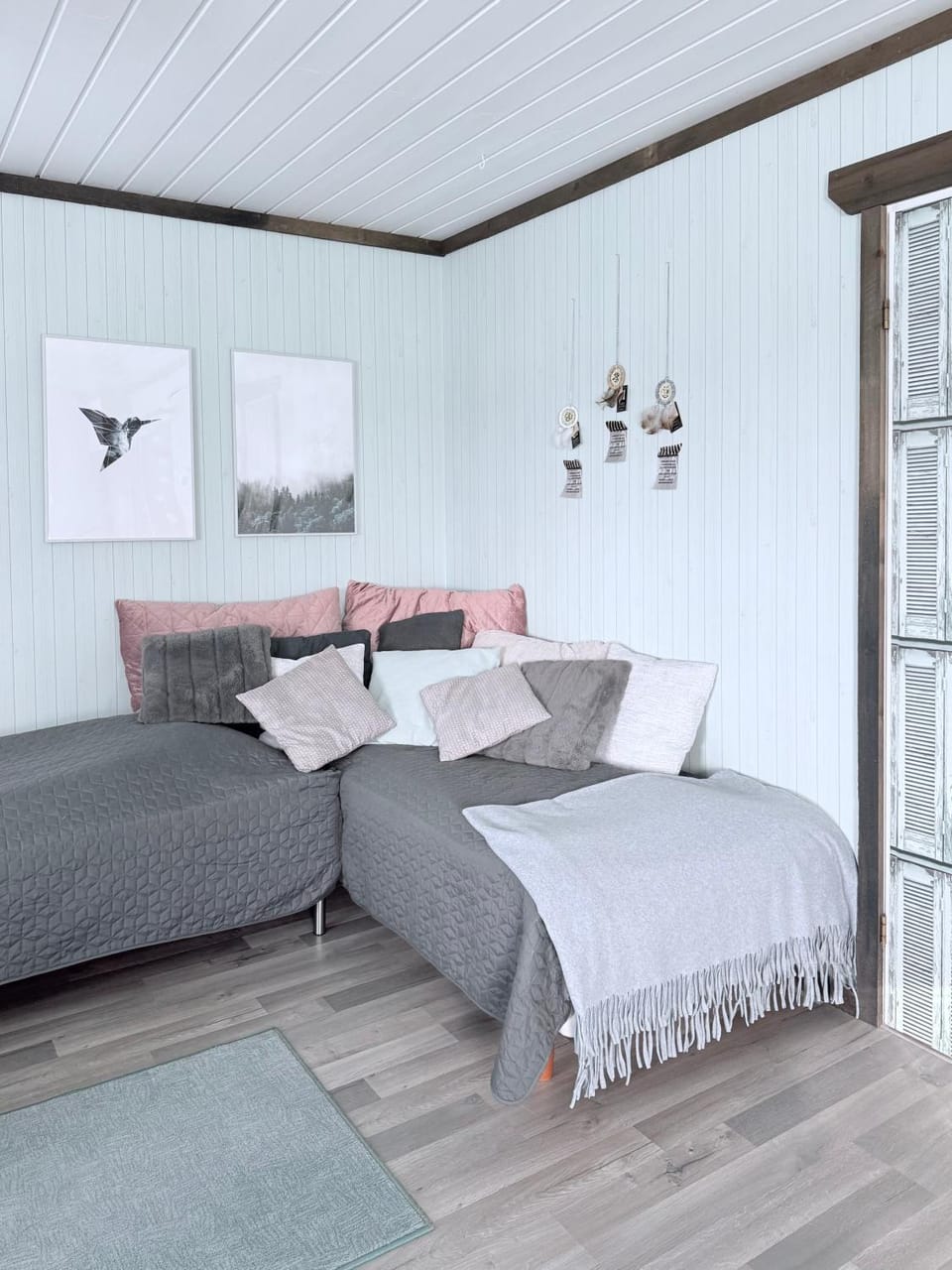 Bed, Seating area
