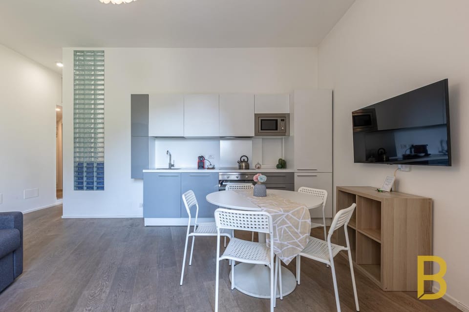 TV and multimedia, Coffee/tea facilities, Kitchen or kitchenette, Living room, Seating area, Dining area, microwave, oven, stove