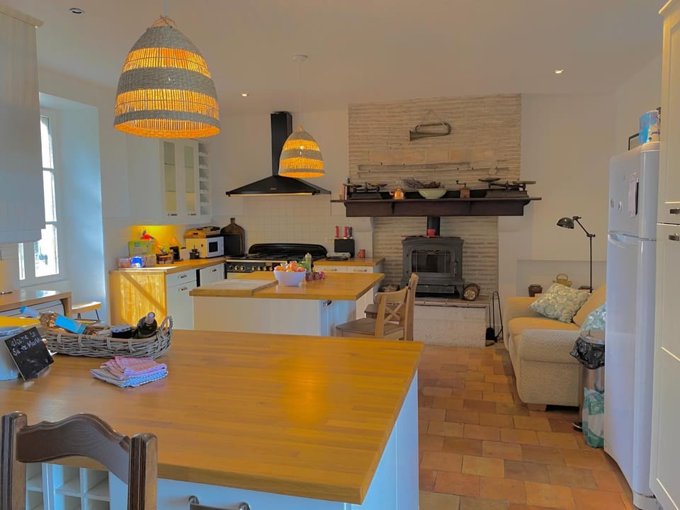 Farmhouse Sleeps 11 with Shared Pool House in Eymet