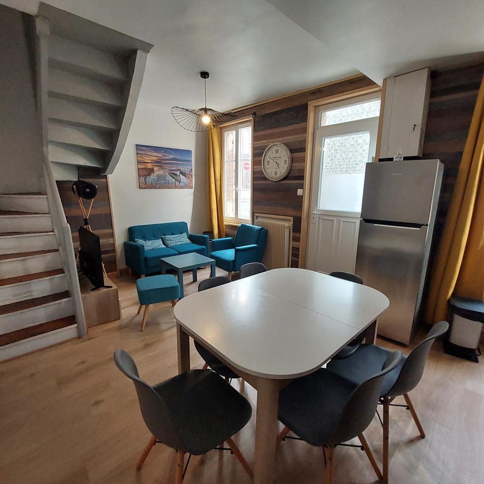 Le chant des mouettes a 300 m de la mer et du port House in Normandy