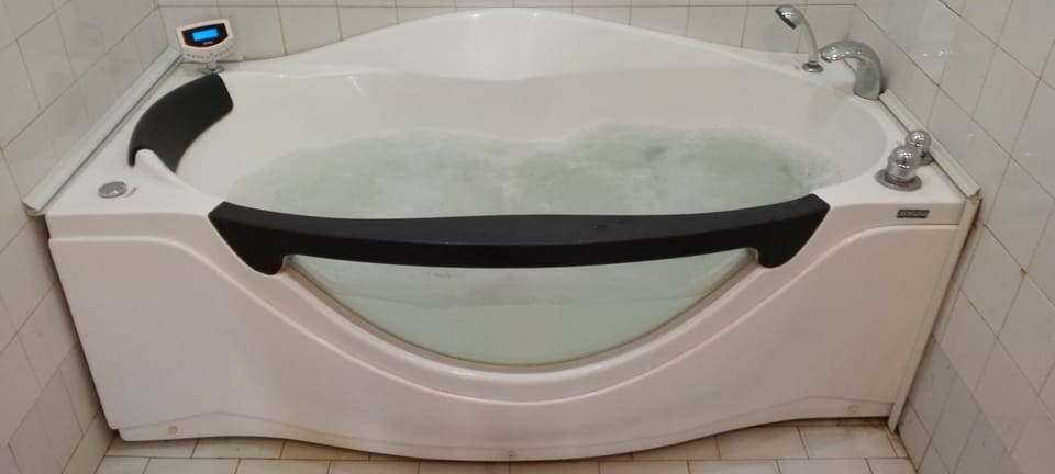 Hot Tub, Bathroom