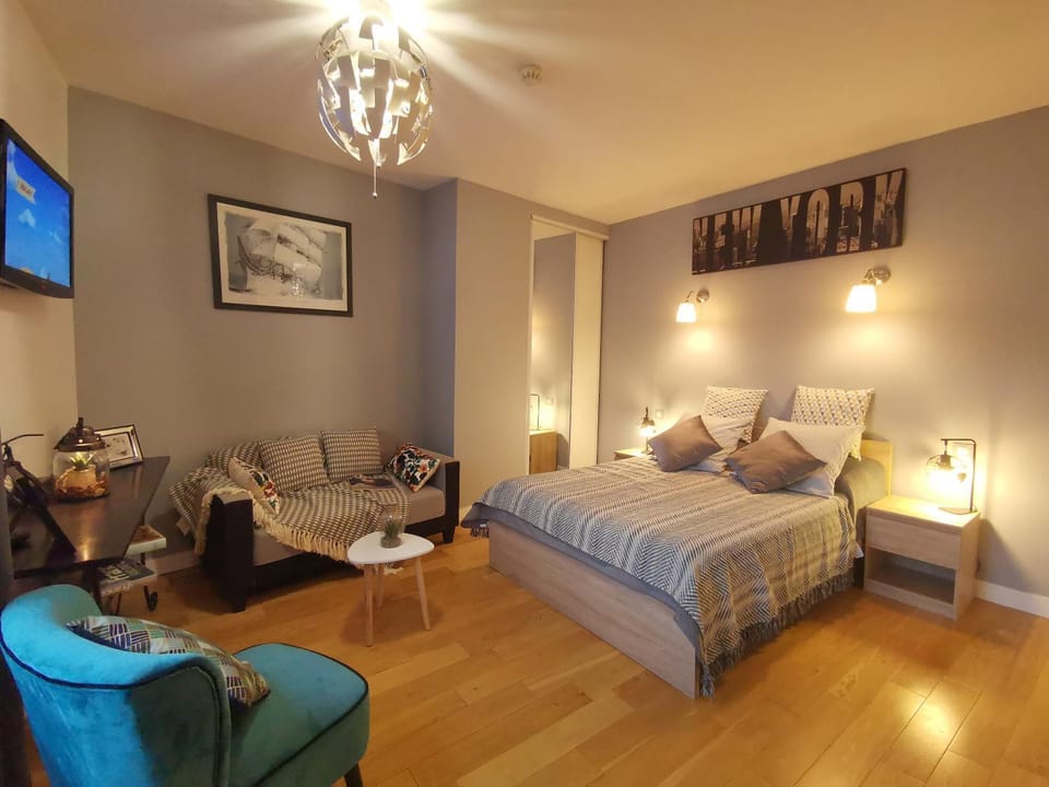 TV and multimedia, Photo of the whole room, Seating area, Bedroom