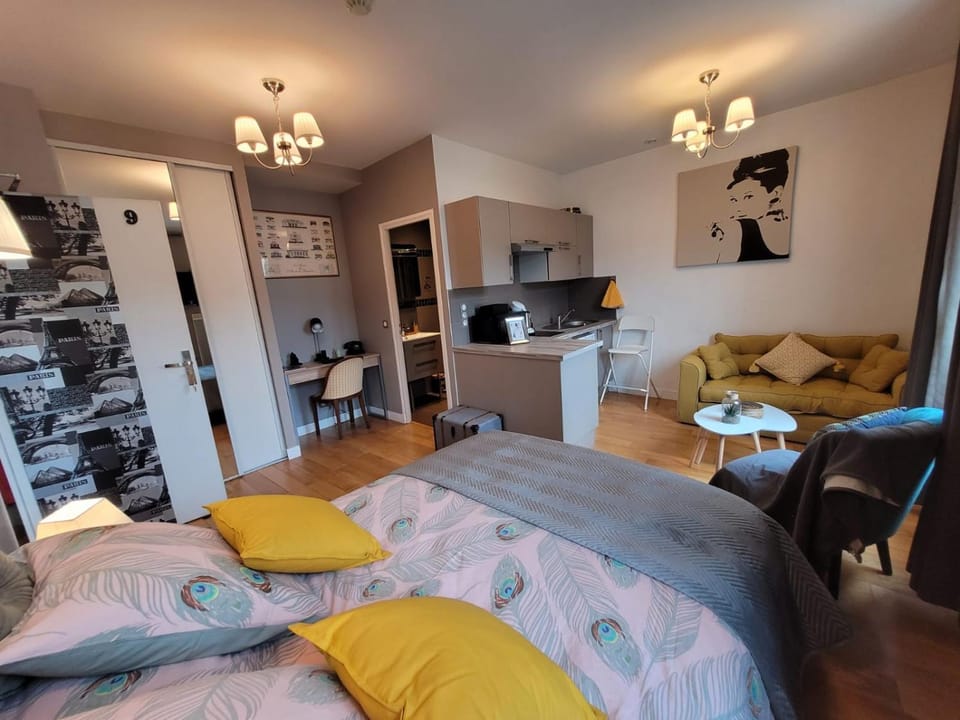 Bed, Photo of the whole room, Bedroom