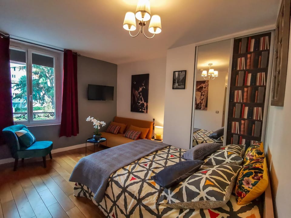 Bed, TV and multimedia, Living room, Photo of the whole room, Seating area, Bedroom