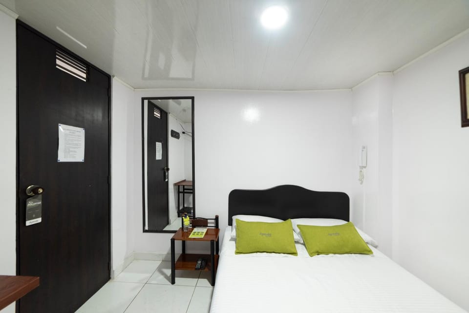 Staff, Bed, Photo of the whole room, Bedroom