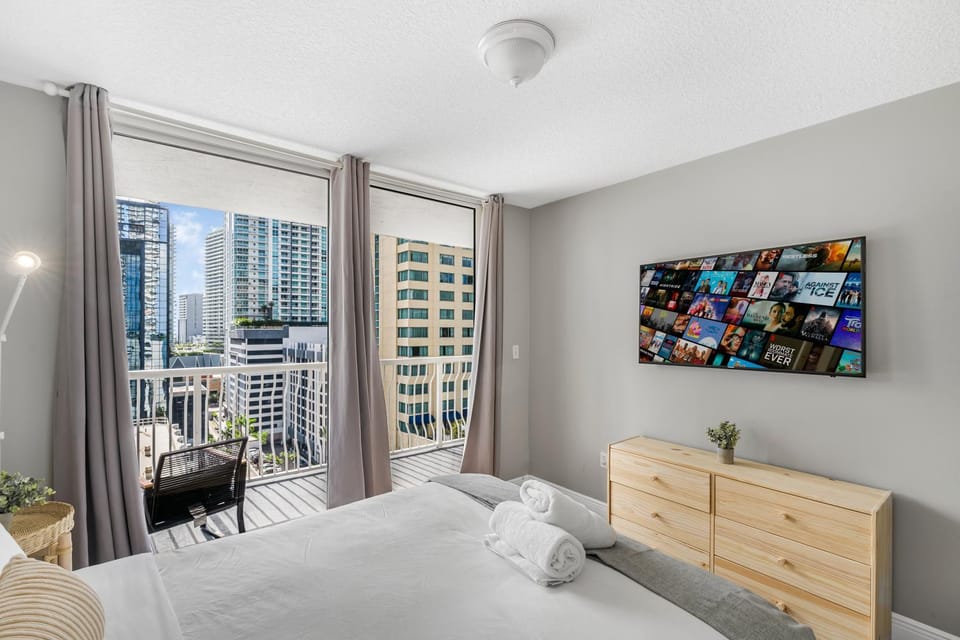 Bed, Photo of the whole room, Bedroom, City view