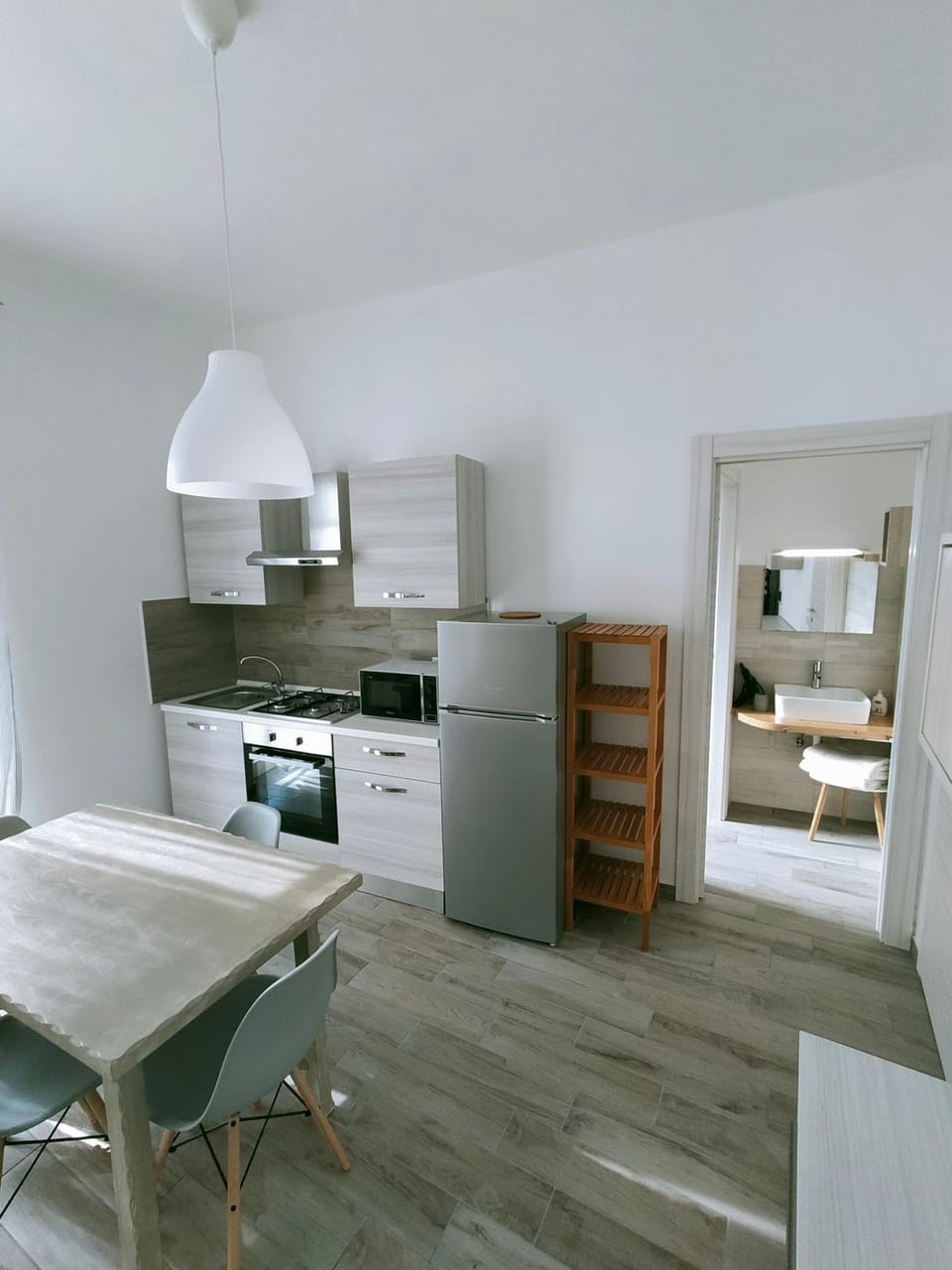 Kitchen or kitchenette, Dining area