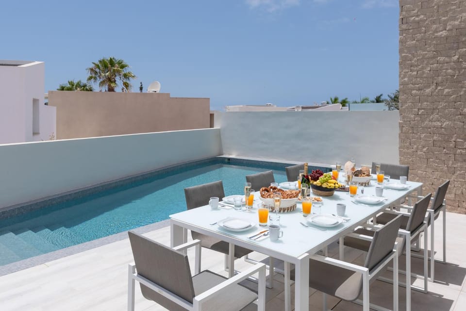 Patio, Day, Balcony/Terrace, Food and drinks, Dining area, Pool view, Swimming pool