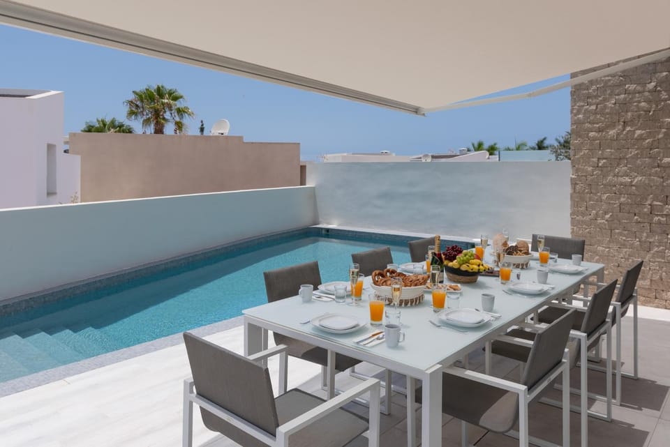 Patio, Day, Balcony/Terrace, Food and drinks, Seating area, Food, Pool view, Swimming pool