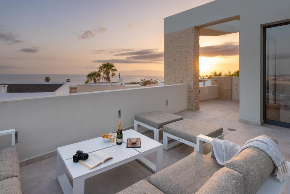 Natural landscape, View (from property/room), Balcony/Terrace, Seating area, Sea view, Sunrise, Sunset