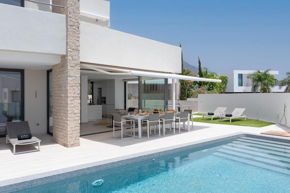Property building, Patio, Day, Balcony/Terrace, Pool view, Swimming pool, sunbed