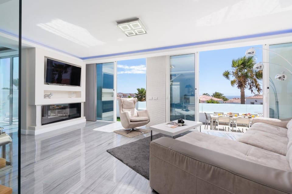 Communal lounge/ TV room, TV and multimedia, Kitchen or kitchenette, Living room, Seating area, Evening entertainment, Sea view