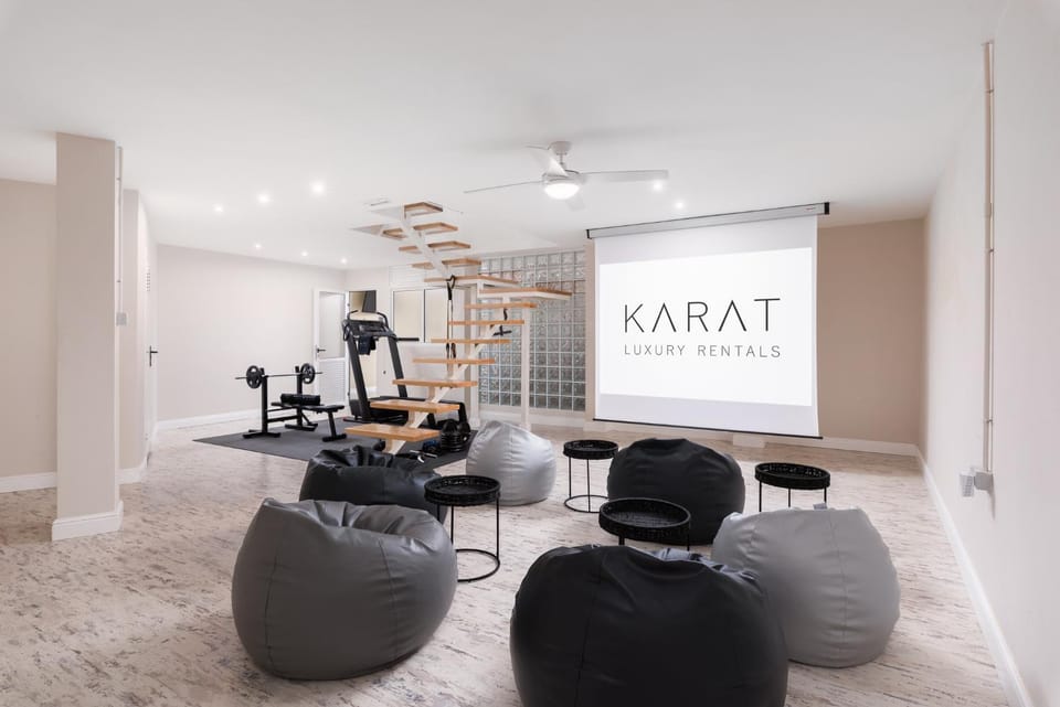 Communal lounge/ TV room, TV and multimedia, Living room, Seating area, Evening entertainment