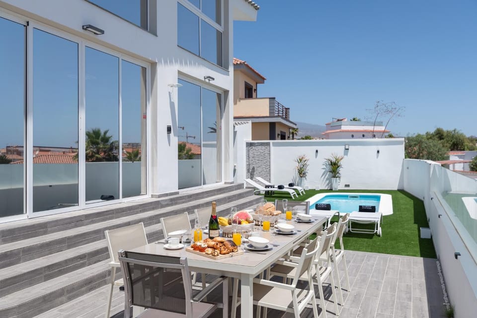 Property building, Patio, Day, Garden, View (from property/room), Balcony/Terrace, Food and drinks, Dining area, Food, Garden view, Pool view, Swimming pool, sunbed