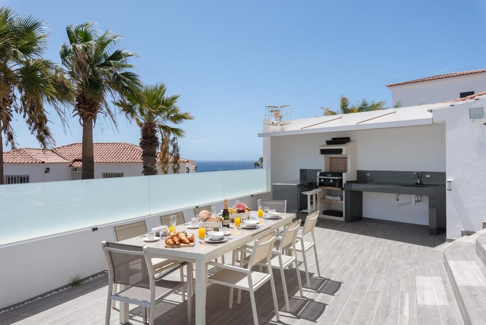 Patio, Day, BBQ facilities, View (from property/room), Balcony/Terrace, Food and drinks, Seating area, Dining area, Food, Sea view, Lunch, Dinner
