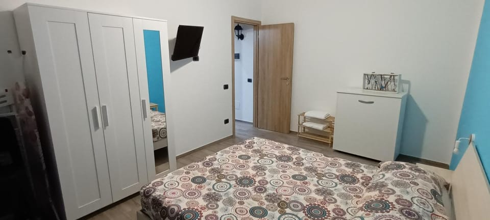 Bed, TV and multimedia, Photo of the whole room, Bedroom, wardrobe