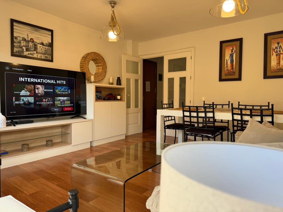 Communal lounge/ TV room, TV and multimedia, Living room, Dining area, Evening entertainment