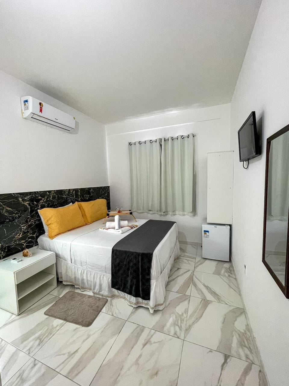 Bed, TV and multimedia, Photo of the whole room, Bedroom, towels, air conditioner