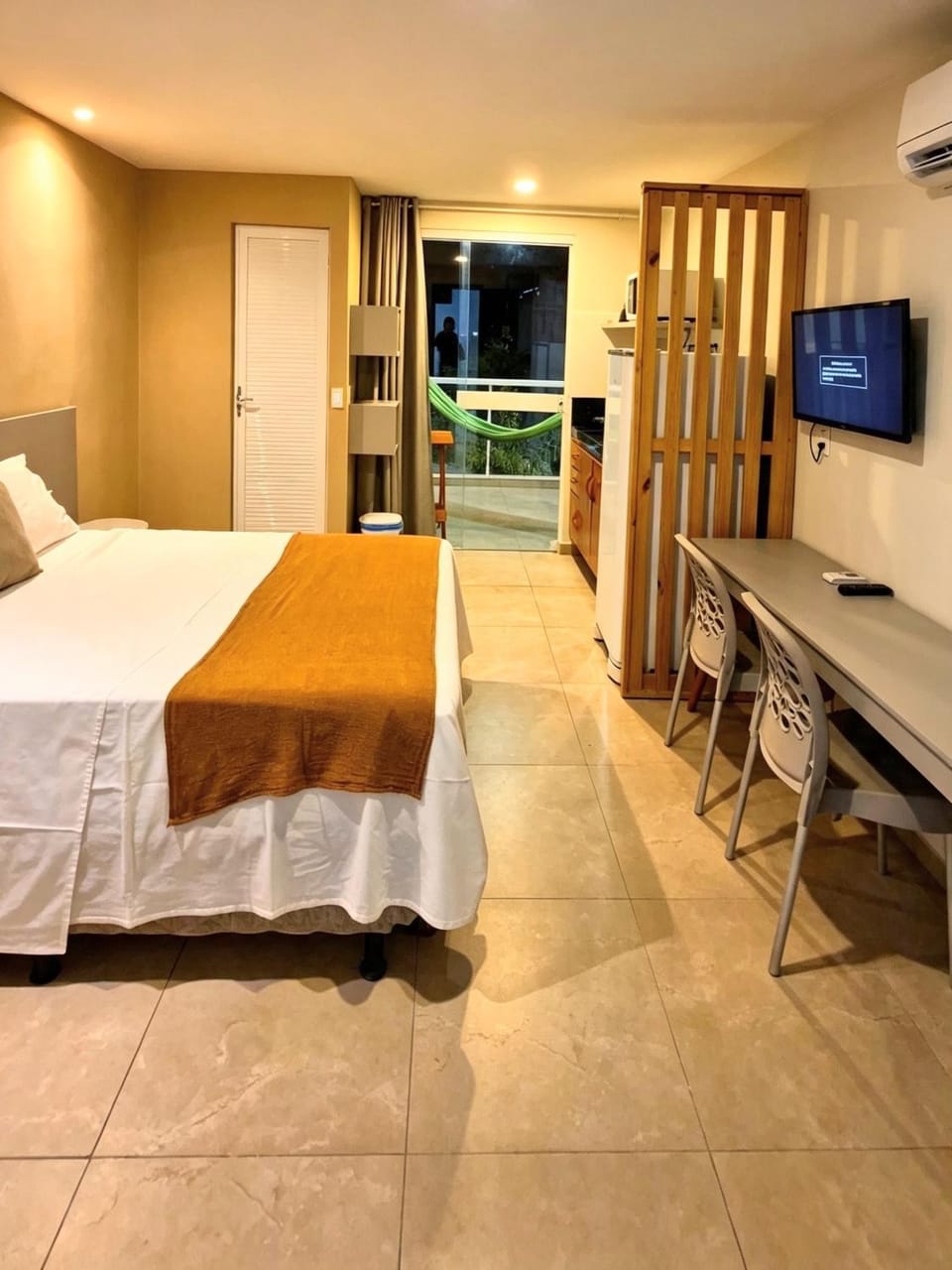 TV and multimedia, Photo of the whole room, air conditioner