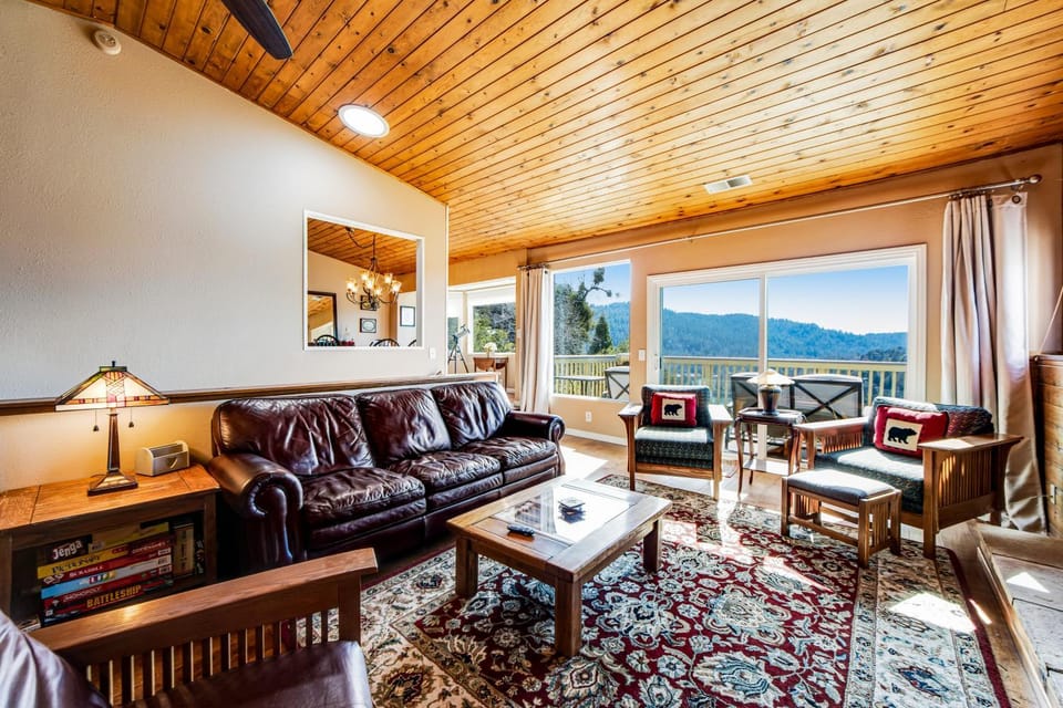 Gregory Getaway House in Crestline