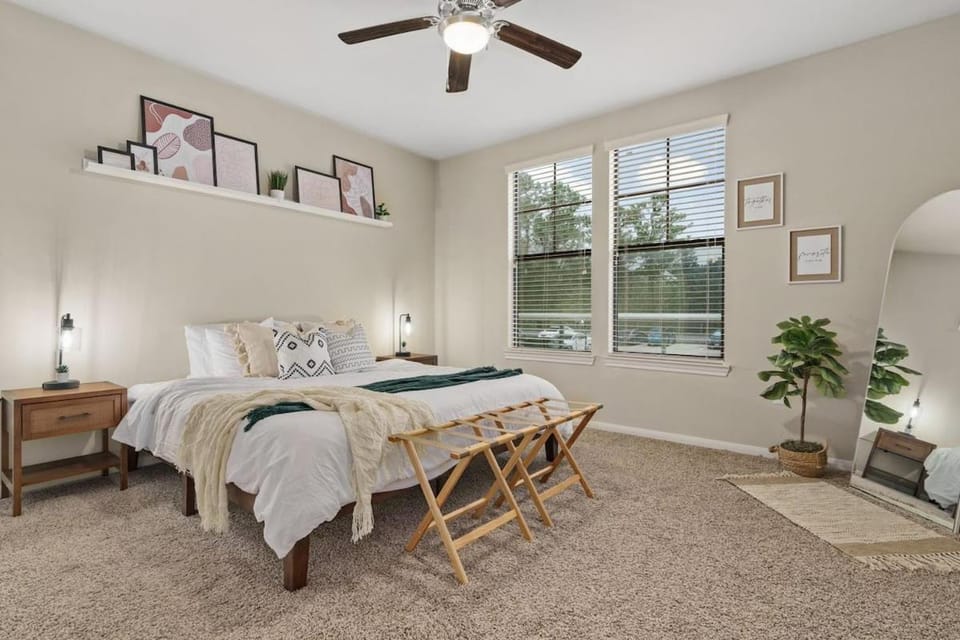 New! King Bed Trendy 1 BR Resort Style w/ Pool Apartment in Houston