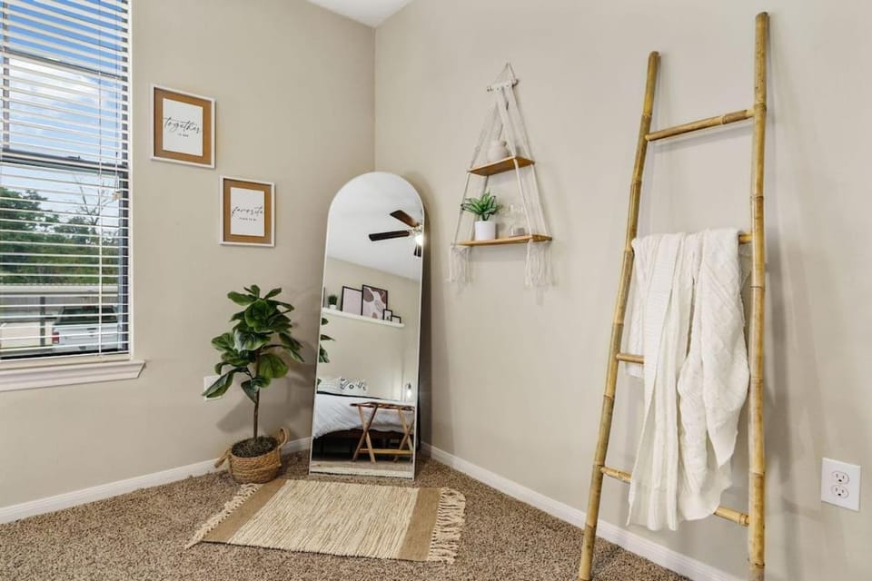 New! King Bed Trendy 1 BR Resort Style w/ Pool Apartment in Houston