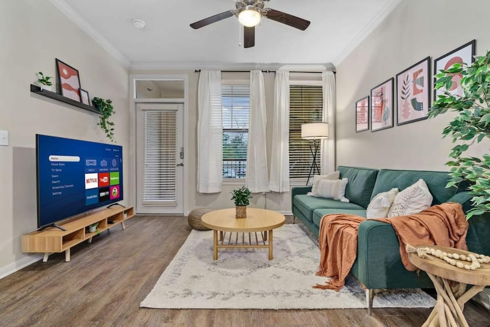 New! King Bed Trendy 1 BR Resort Style w/ Pool Apartment in Houston