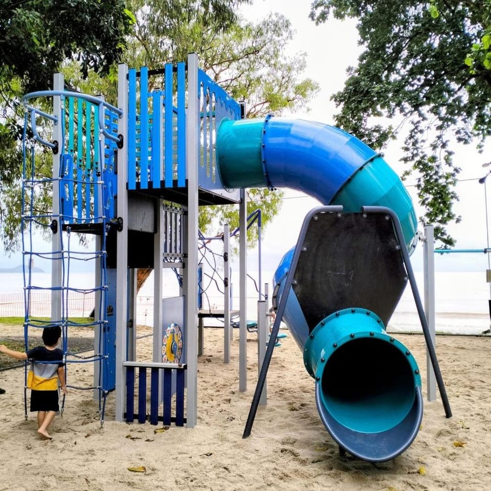 Willow Garden Stays Cairns - Beachfront 4 Bedroom Luxury Holiday Home House in Cairns