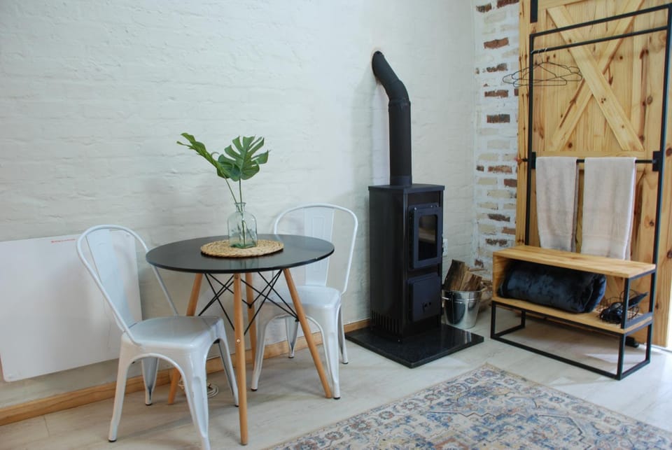 Seating area, flat iron
