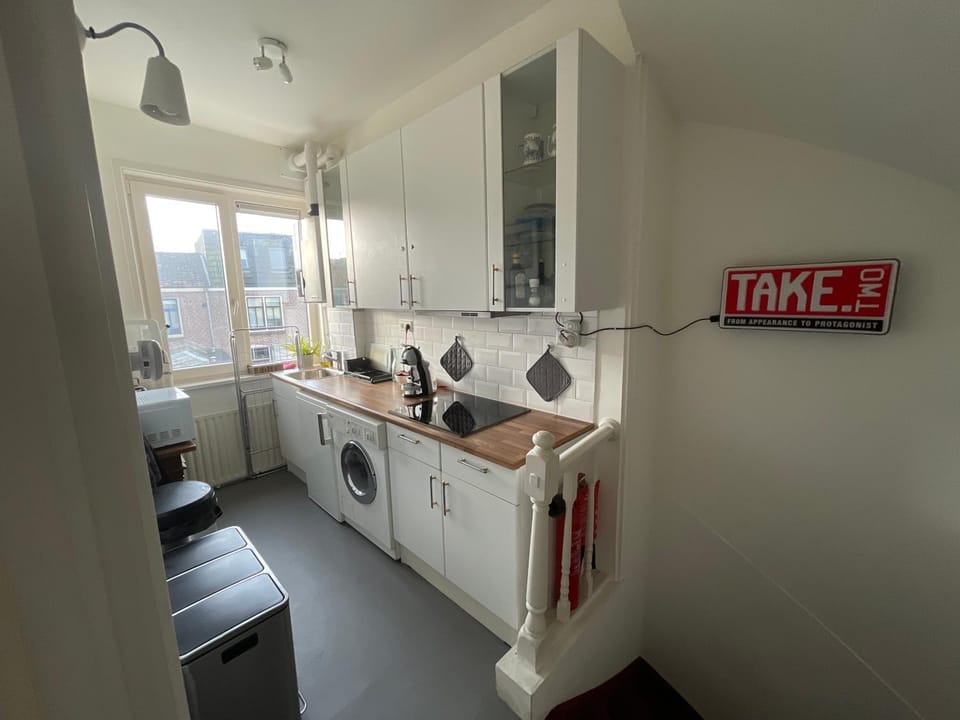 Kitchen or kitchenette, minibar, stove, washing machine