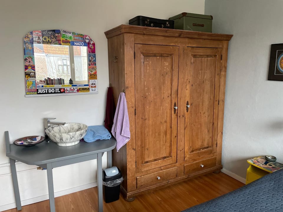 towels, wardrobe