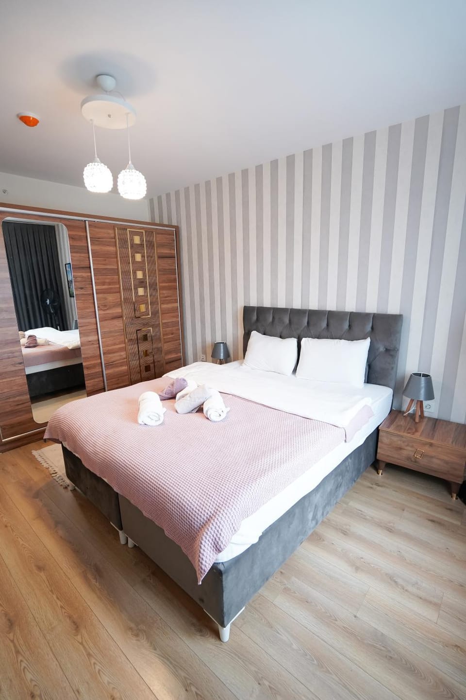 Bed, Living room, Photo of the whole room, Seating area, Bedroom, towels
