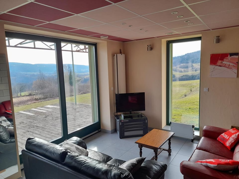 Communal lounge/ TV room, Natural landscape, TV and multimedia, Living room, Seating area, Evening entertainment, Mountain view