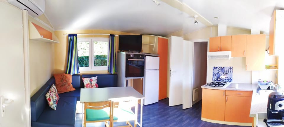 Kitchen or kitchenette, Living room, Seating area