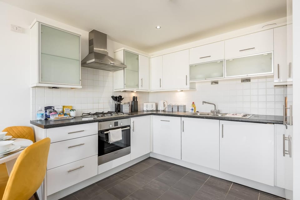 Coffee/tea facilities, Kitchen or kitchenette, Dining area, dishwasher, oven, stove, toaster