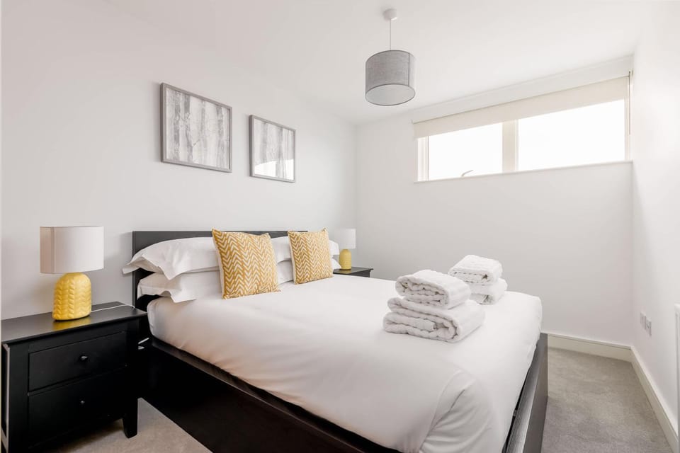 Bed, Bedroom, towels