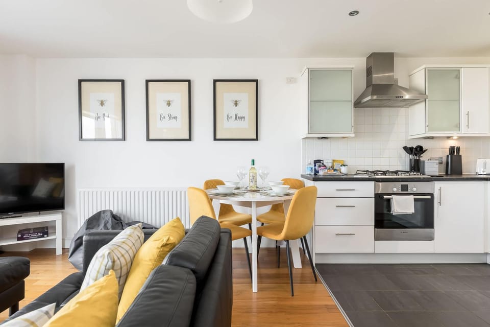 TV and multimedia, Coffee/tea facilities, Kitchen or kitchenette, Living room, Dining area, dishwasher, oven, stove, toaster