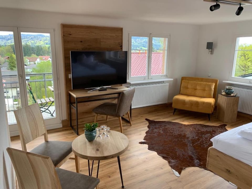 Bed, Living room, Photo of the whole room, Seating area, Bedroom