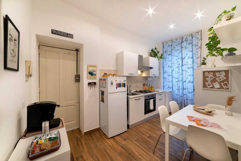 Kitchen or kitchenette, Dining area, oven, stove