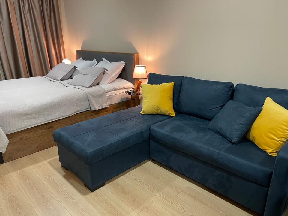 Photo of the whole room, Seating area