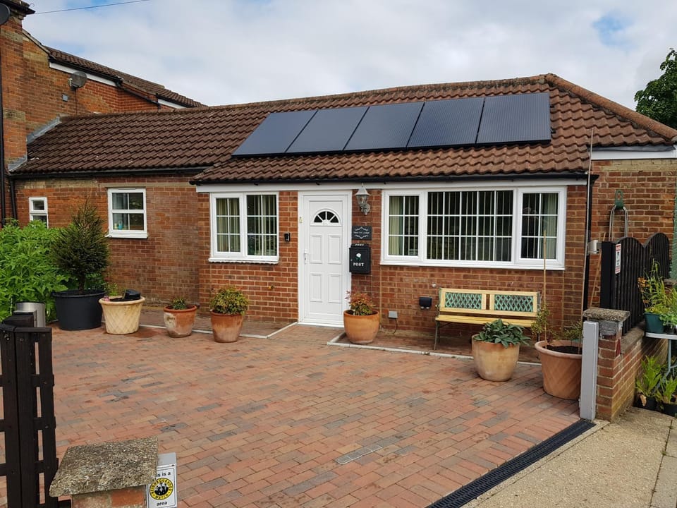 1 Bed Sleeps 2 Free Parking Pets Welcome Apartment in Breckland District
