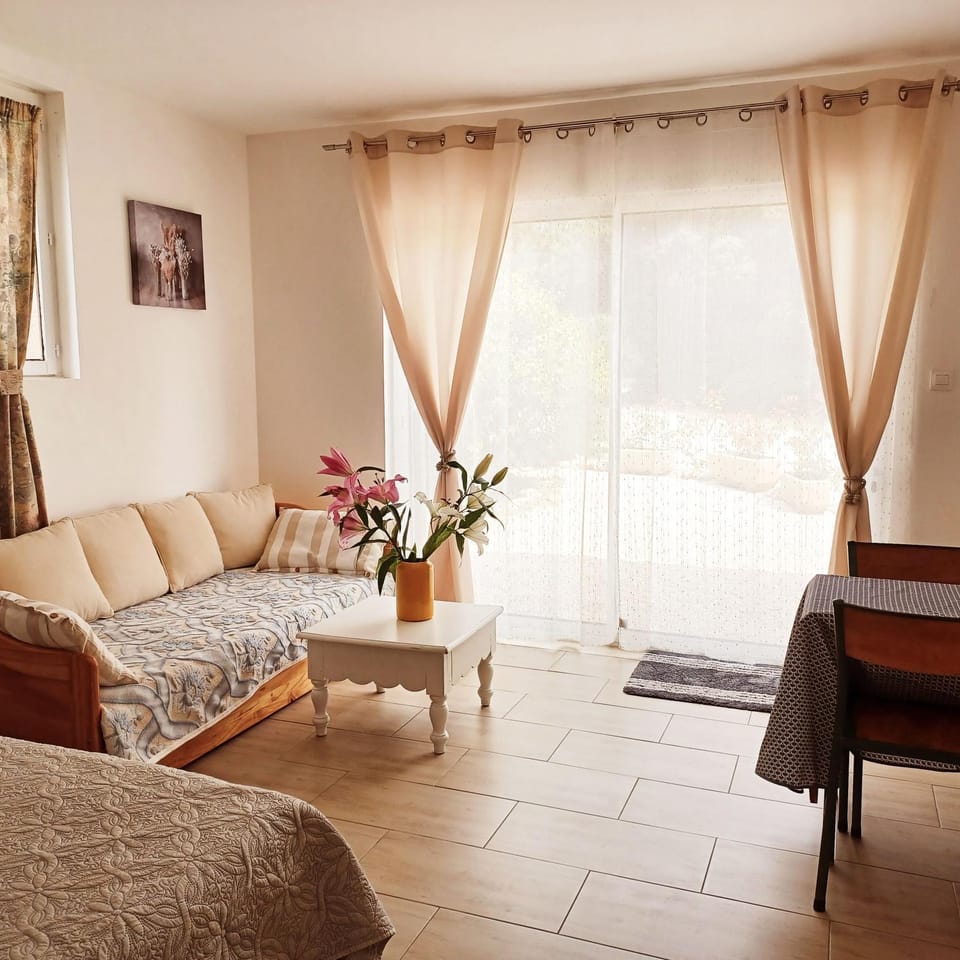 Shower, Nearby landmark, Garden, Garden, Living room, Photo of the whole room, Seating area, Bedroom, Garden view, Garden view, Breakfast, Breakfast, Continental breakfast, Continental breakfast, Parking, internet, locker, locker, sunbed