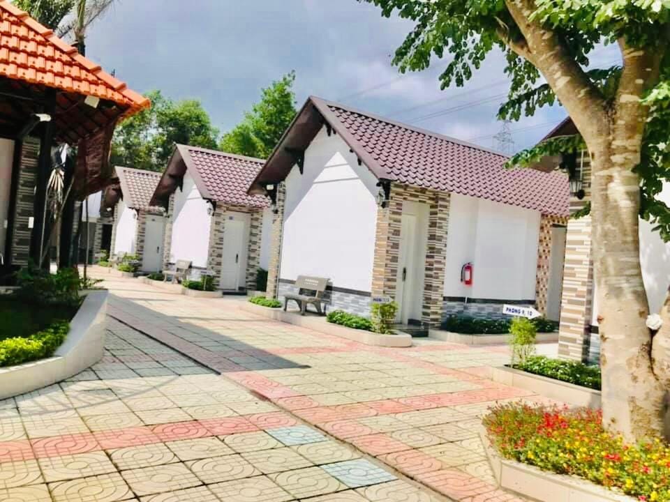 Property building, Patio, Facade/entrance, Garden