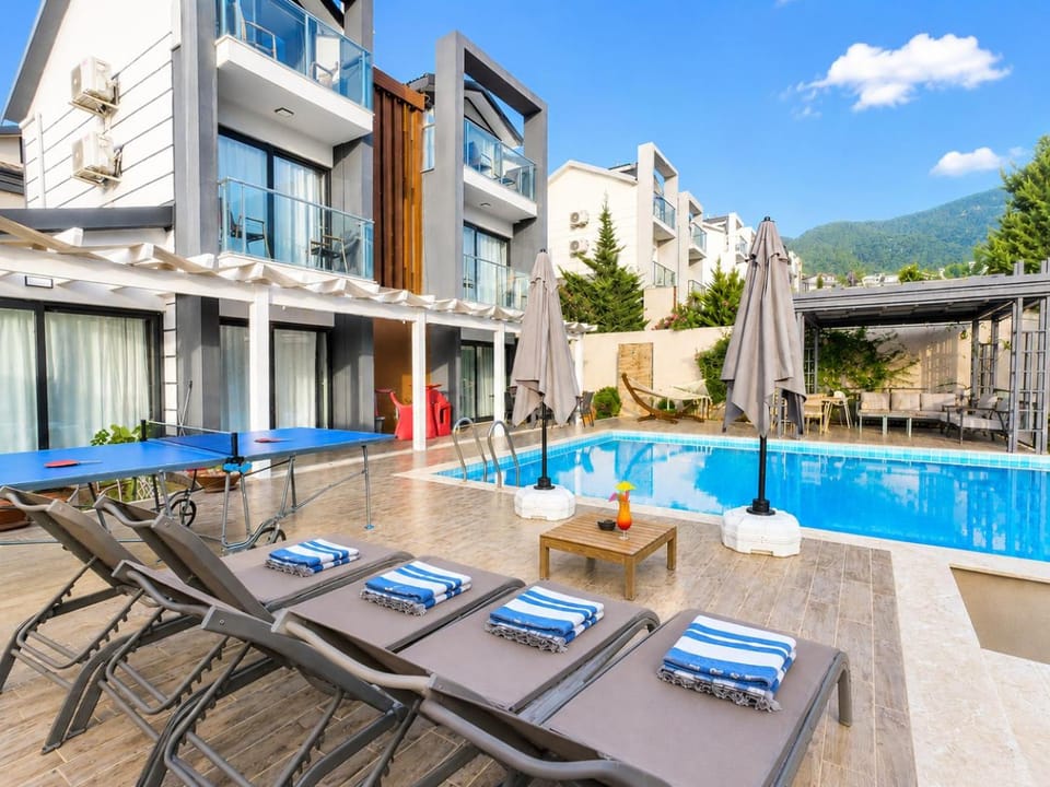 Patio, Day, sunbed